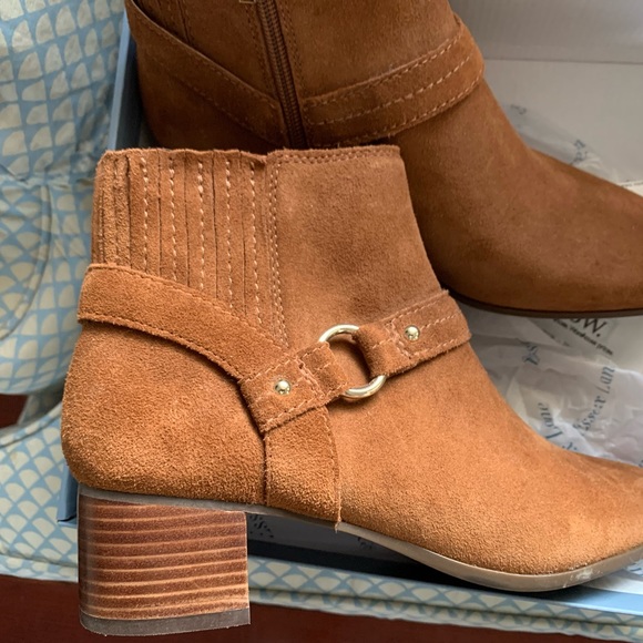 NEW! NIB Suede Bootie from Essex Lane Women’s 9M - Picture 3 of 9